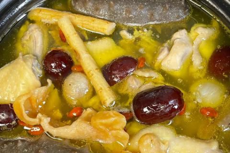 它是炖汤的上等食材！加1物泡水喝，滋阴润肺、清心火、助睡眠