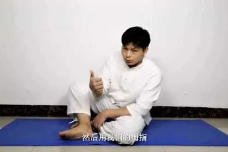 这个动作像白鹤展翅，睡前练一练，滋阴补肾、畅通三焦、健脾和胃