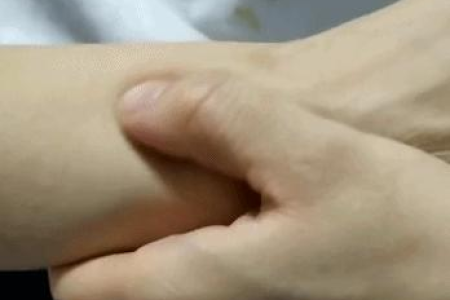 手腕有个养老奇穴，专治各种老年病！每天按一按，眼睛不花，腰腿有力，到老不求人