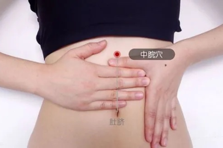 腹部一穴，是人体天然胃药！消食化积，缓解胃痛、腹胀、腹泻......一按就灵！