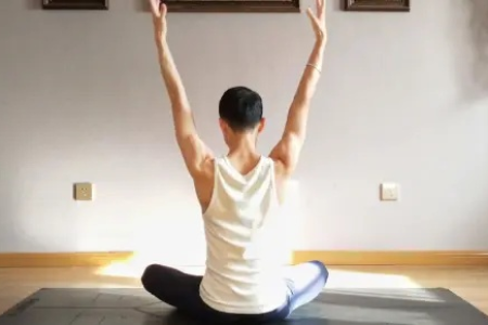 久坐、失眠的福音！4个动作每天练，肩颈舒展，腰背不酸，睡觉更香
