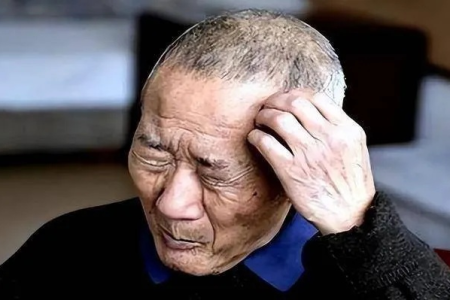 65岁老人泣血自述：每月退休金过万，我却连鸡蛋都吃不起！背后的真相让所有人沉默……