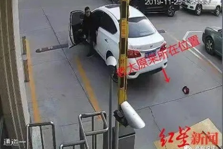 悲剧！福州某小区道闸杆落下时将一过路的老人砸倒了，次日不幸身亡……