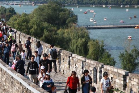 国庆节去哪玩推荐？这些热门景点让你玩转假期！