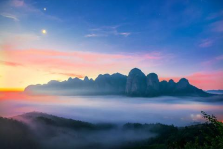 国庆假期旅游发朋友圈：国庆出游，风景独好，朋友圈里晒快乐！