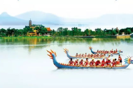 最火端午节旅游文案简短句子：粽香四溢，山水环绕，端午出游好心情！