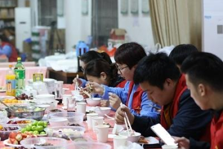 过中国传统除夕：从年夜饭到守岁，感受浓浓年味儿
