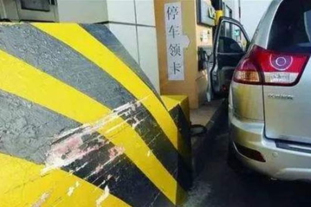 误拿高速卡下高速免费了怎么办？卡要还给收费站吗？