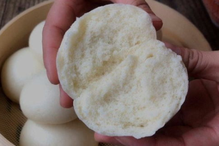 馒头在冰箱里冻两天，就会产生“一级致癌物”？馒头起黑点还能吃吗？