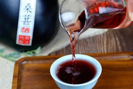 自己在家泡桑葚酒，一斤桑葚用多少白酒？