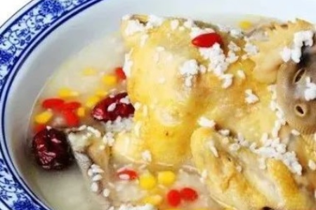 滋补暖身：糯米甜酒煮鸡，月子餐食谱推荐