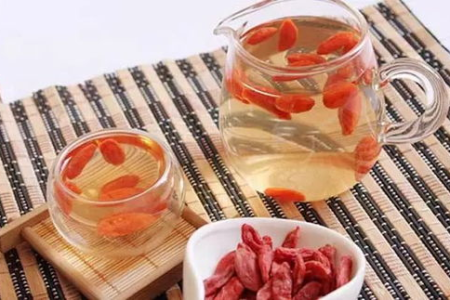 补血明目，就喝桂圆枸杞泡水！功效惊人！