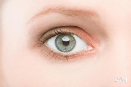 左上眼皮跳：女人是财运到还是身体警报？眼科分析