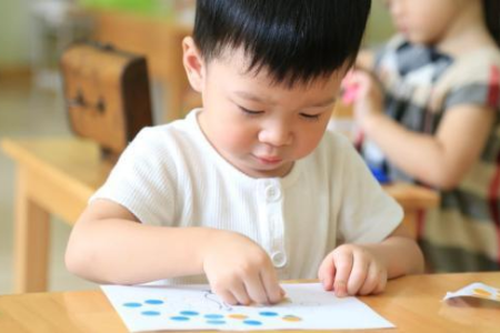 孩子总是十喊九不理，这究竟是不是自闭症？