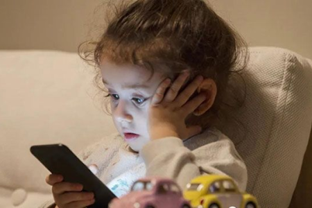 幼儿连续用电子产品不宜超过15分钟，保护孩子视力刻不容缓！