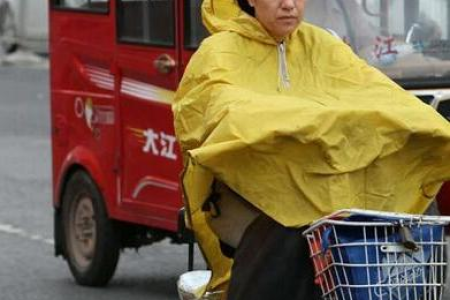 内科儿童发烧38度左右，物理降温还是吃药？