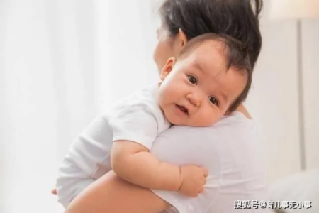 总是抱着新生儿睡觉，会影响骨骼发育吗？