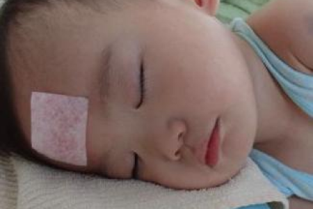 新生儿老吐奶怎么办？儿科医生教你如何应对婴儿吐奶