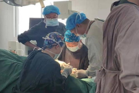 脚踝扭伤肿胀怎么办？骨科医生教你快速消肿处理方法