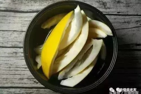 养生饮食：柚子皮泡水喝的功效与作用大揭秘