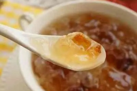 滋阴润燥好食材：桃胶雪燕皂角米的功效与作用