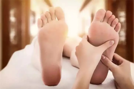 中医养生：脚心发热与哪些疾病有关？如何预防？