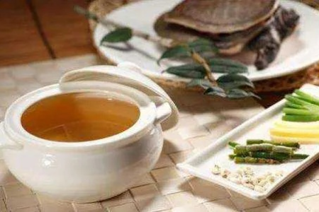 中医养生肝胆湿热吃什么？这些食物帮你调理！