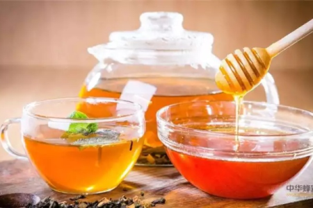 想养生又怕麻烦？蜂蜜泡水喝的功效与作用了解一下！
