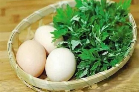 中医养生秘方：艾草煮鹅蛋，暖宫驱寒的功效和作用