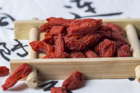 黑枸杞中医养生全解：功效、作用、主治一次全知道