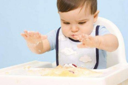 为什么婴幼儿宝宝会吐清水样的奶？如何预防和处理吐奶？
