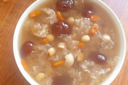 孕妇喝银耳莲子百合汤的益处和风险，孕期饮食指南
