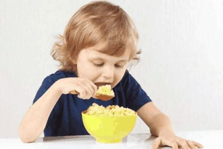 少儿期两岁孩子营养不良怎么办？食疗调理方案