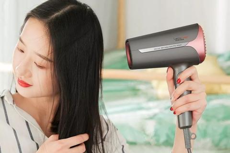 产后坐月子用吹风机热风吹头发安全吗？