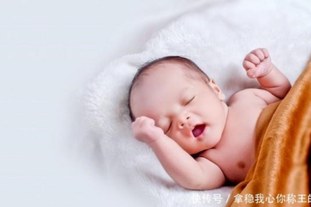 婴幼儿八个月宝宝发育标准是什么？身高体重如何判断？