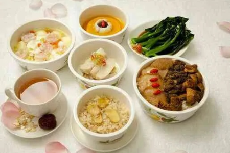 产后恢复期吃什么食物好？月子餐食谱推荐