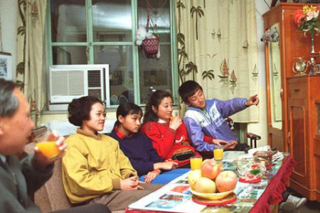 坐月子期间玩手机看电视好不好？需要注意什么？