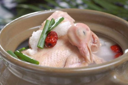 哺乳期能喝鸽子汤吗？产后喝鸽子汤对奶水的影响及建议
