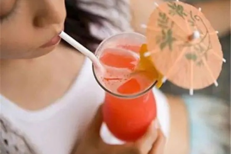 喝冷饮不伤身？掌握技巧，清凉一夏不闹胃！