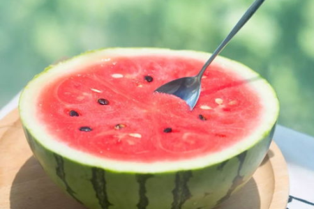 夏季吃西瓜的N个好处和坏处，你都知道吗？