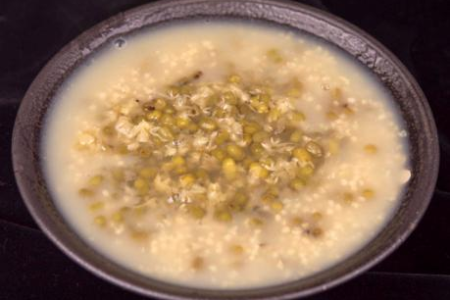 秋季可以喝绿豆粥吗？不同体质人群秋季喝绿豆粥指南