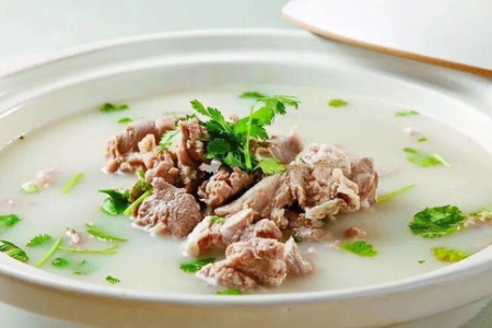 秋天吃羊肉能暖身吗？羊肉的功效与作用及食用建议