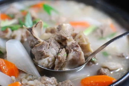秋天吃羊肉还是牛肉更暖胃？两种肉的营养功效大PK