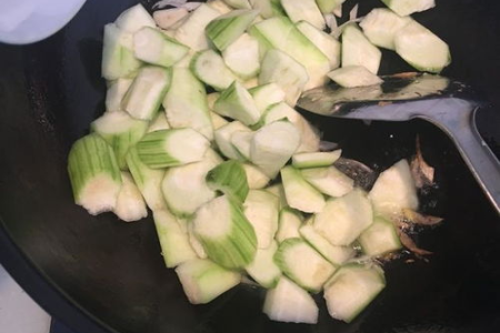 秋季吃丝瓜对身体有影响吗？如何安全健康地食用秋丝瓜