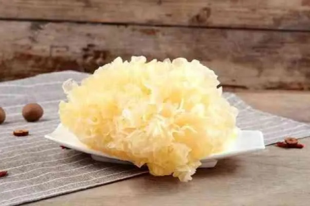 银耳的功效与禁忌是什么？秋季吃银耳，养生又美味！
