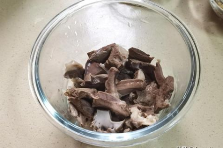 秋天吃猪心好吗？猪心食谱推荐及养生功效详解
