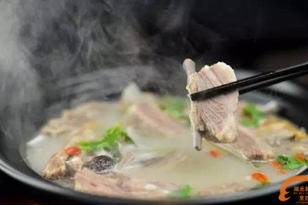 暖胃又暖心：冬至吃羊肉汤的文化渊源与地域习俗