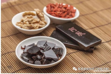 冬天吃阿胶对身体有什么好处？补血养颜，让你容光焕发！