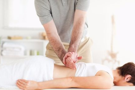 狗狗脊髓炎颈椎盘突出能按摩吗？按摩方法及注意事项