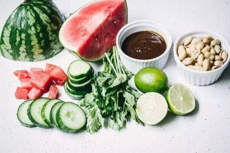 夏季养生必看：炎热季节的饮食秘诀及食谱推荐